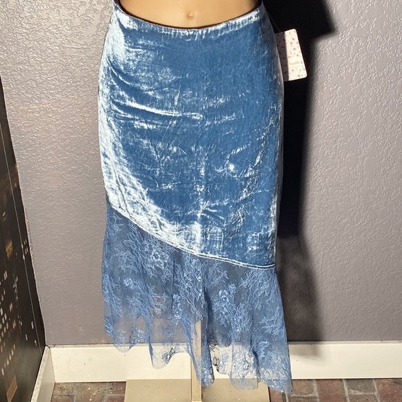 FREE PEOPLE - NWT - skirt: ‘My Lacey’ angled lined blue velvet w lace hem - 10 - Picture 2 of 16